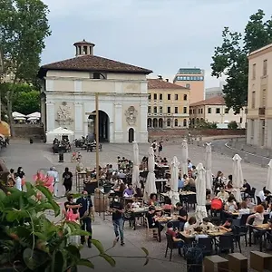  Appartamento Elegante In Casa Storica-borgo Portello