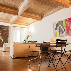  Appartamento Ht - Casa Del Pittore In Piazza Delle Erbe